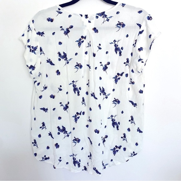Liz Claiborne Blue and White Floral Cap Sleeve Blouse - Picture 2 of 5